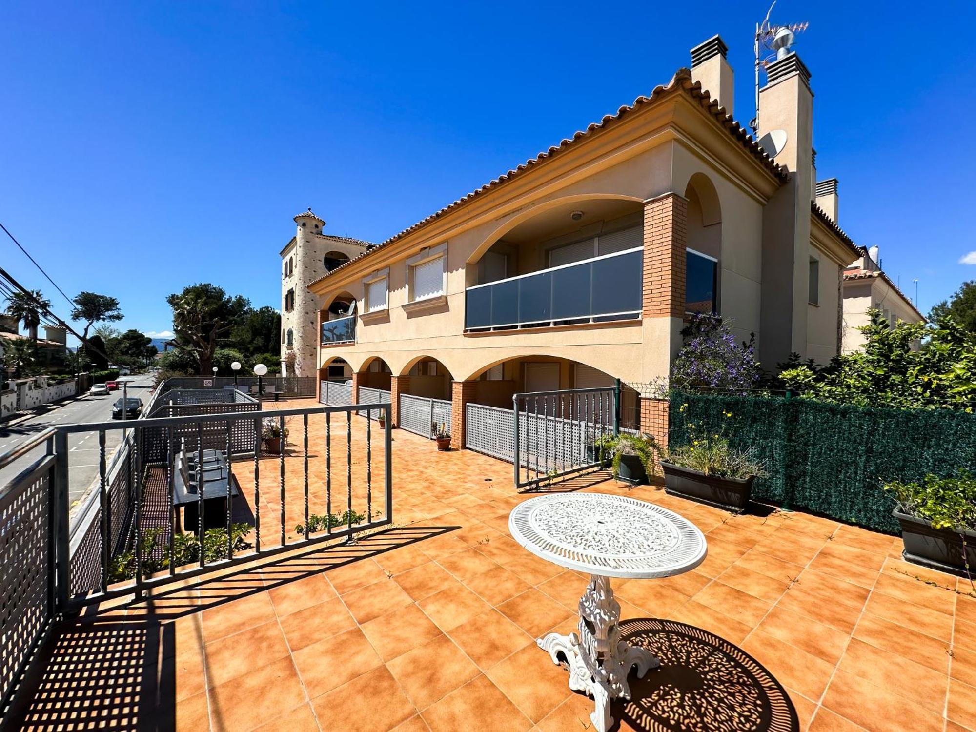 Acogedor Apartamento Cerca De La Playa Wifi Y Parking Apartment Mont-roig del Camp Luaran gambar